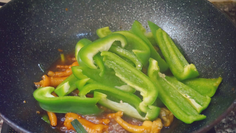 Fried chicken feet with green pepper