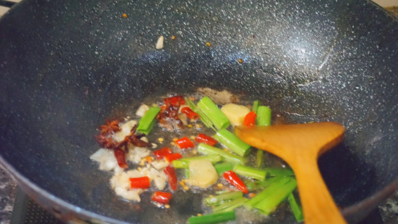 Fried chicken feet with green pepper