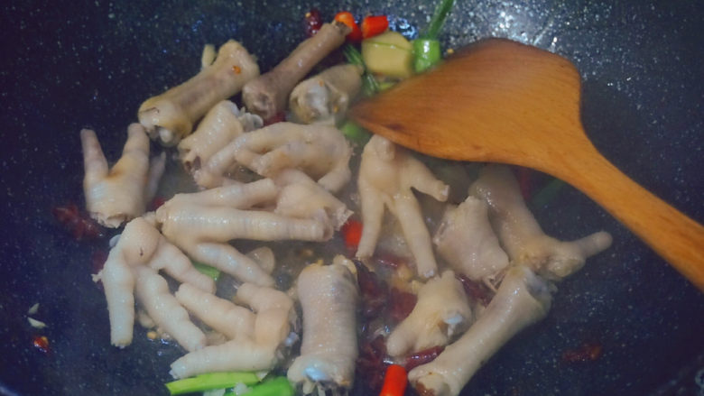 Fried chicken feet with green pepper