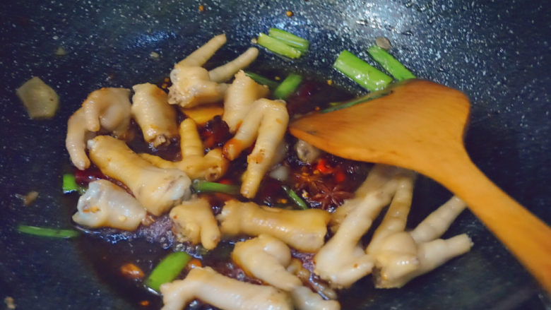 Fried chicken feet with green pepper