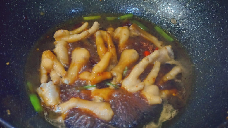 Fried chicken feet with green pepper