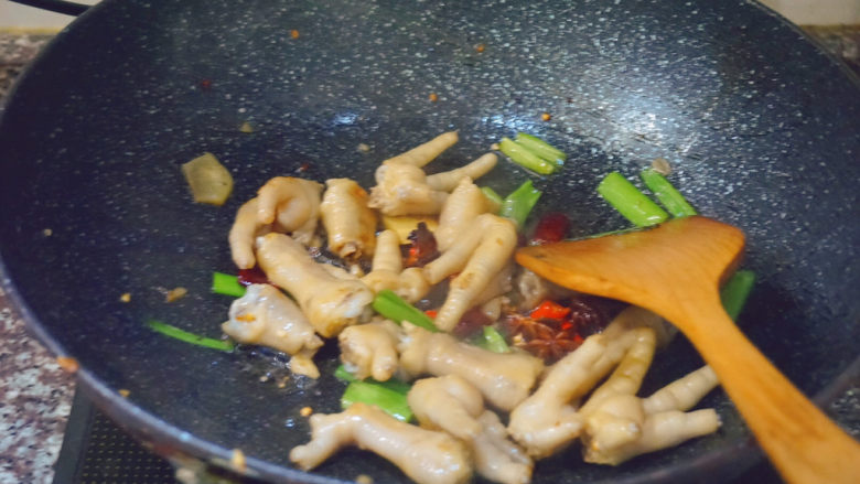 Fried chicken feet with green pepper