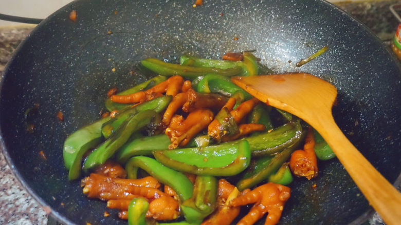 Fried chicken feet with green pepper