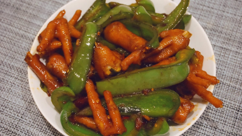 Fried chicken feet with green pepper