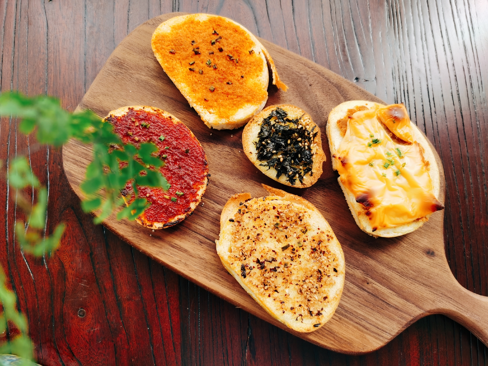 Grilled steamed bun slices