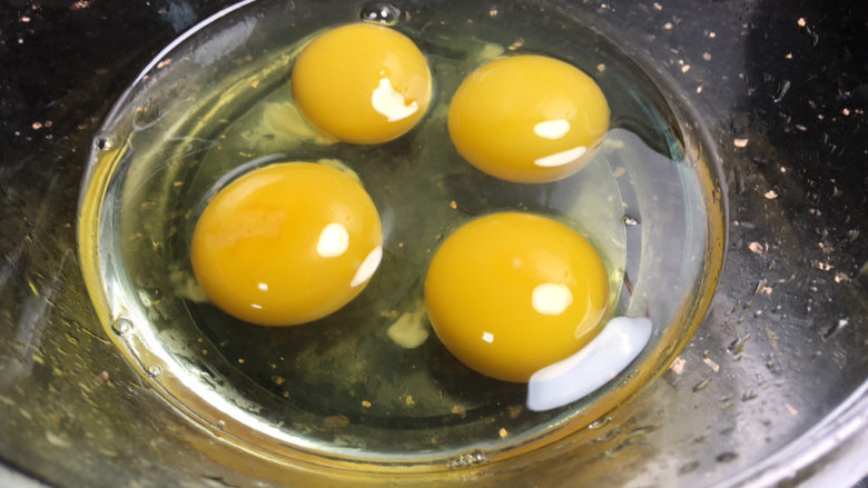 Fried eggs with green onions