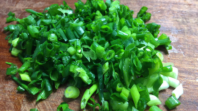 Fried eggs with green onions