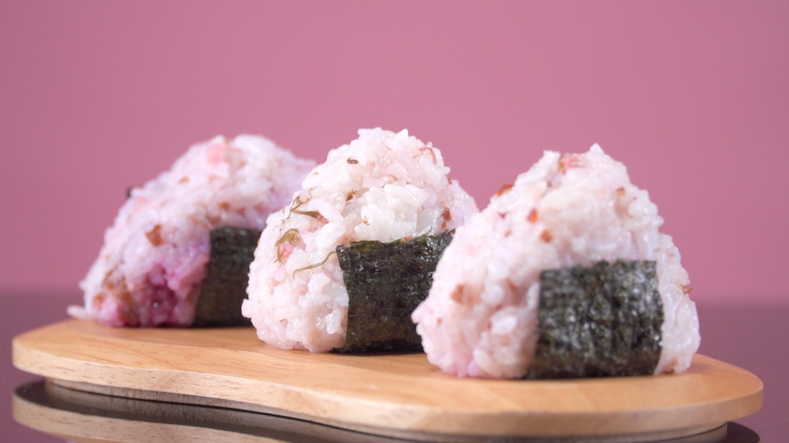 Homemade beautiful cherry blossom rice balls, leftover rice can bring spring