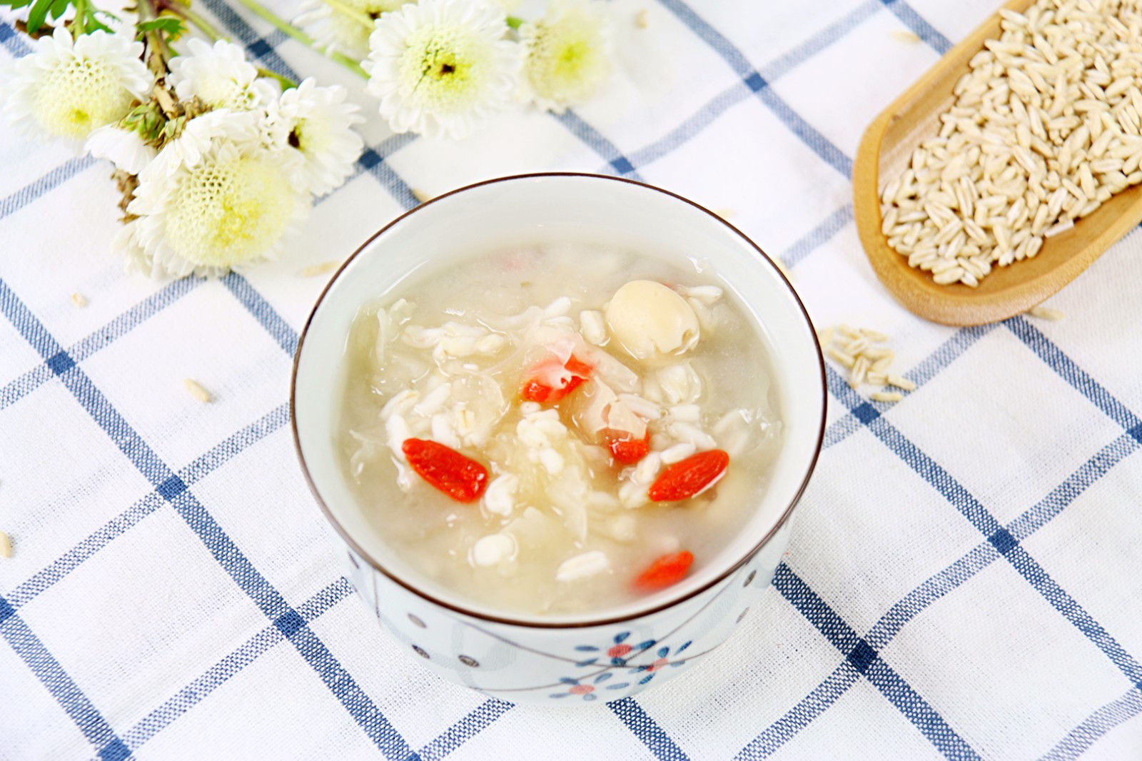 Tremella lotus seed oatmeal porridge