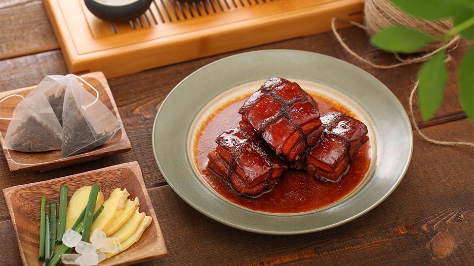 Oolong tea-flavored Dongpo pork, a classic dish that is fat but not greasy