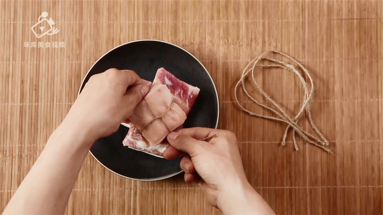 Oolong tea-flavored Dongpo pork, a classic dish that is fat but not greasy