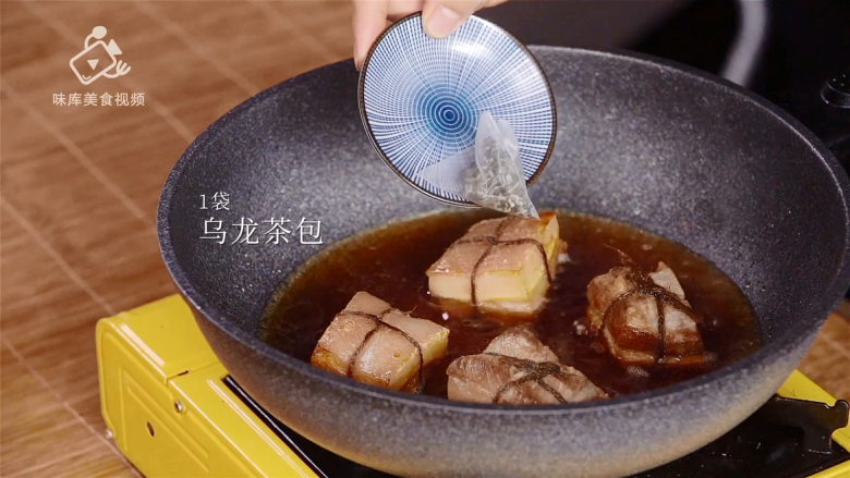 Oolong tea-flavored Dongpo pork, a classic dish that is fat but not greasy