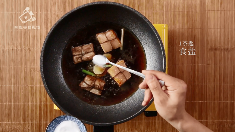 Oolong tea-flavored Dongpo pork, a classic dish that is fat but not greasy