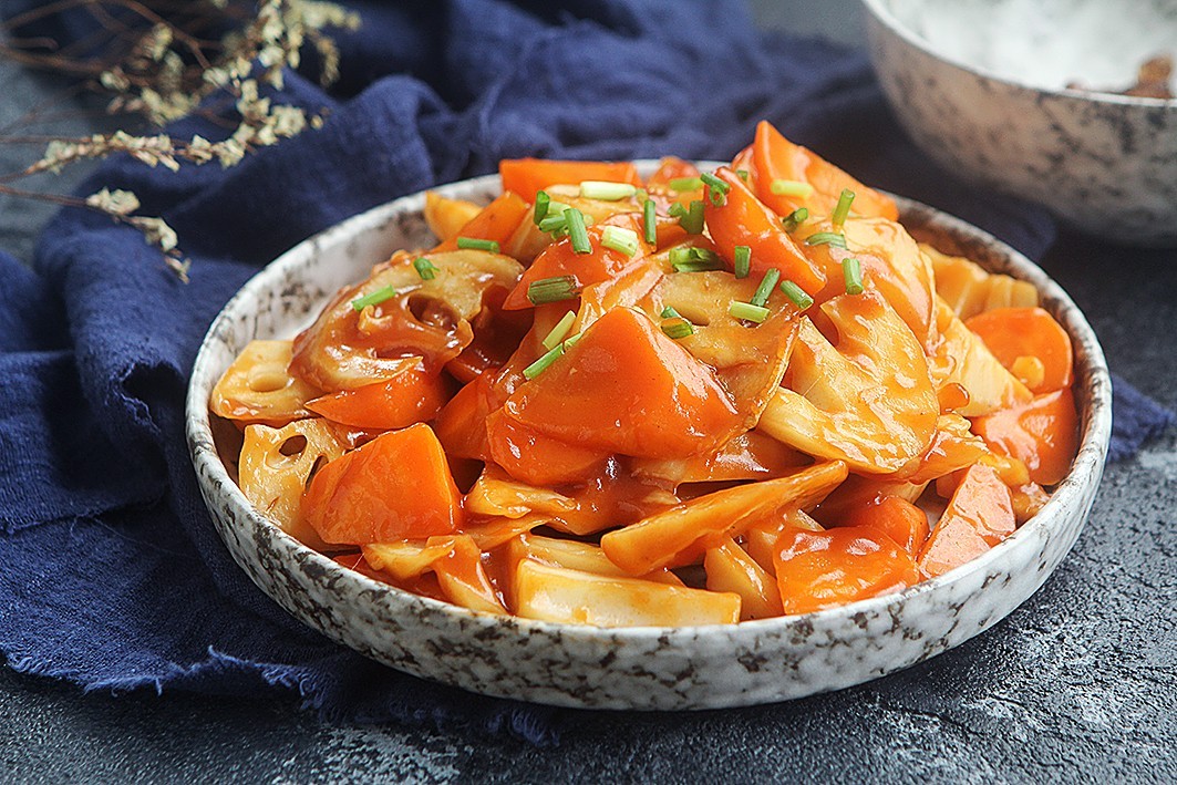 Sweet and sour fresh lotus root as an appetizer for rice