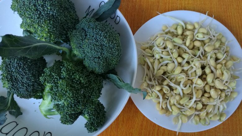 Fried bean sprouts with broccoli