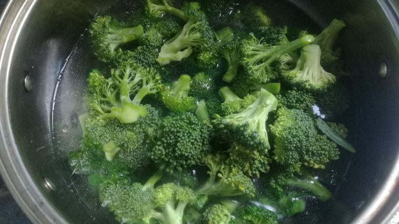 Fried bean sprouts with broccoli