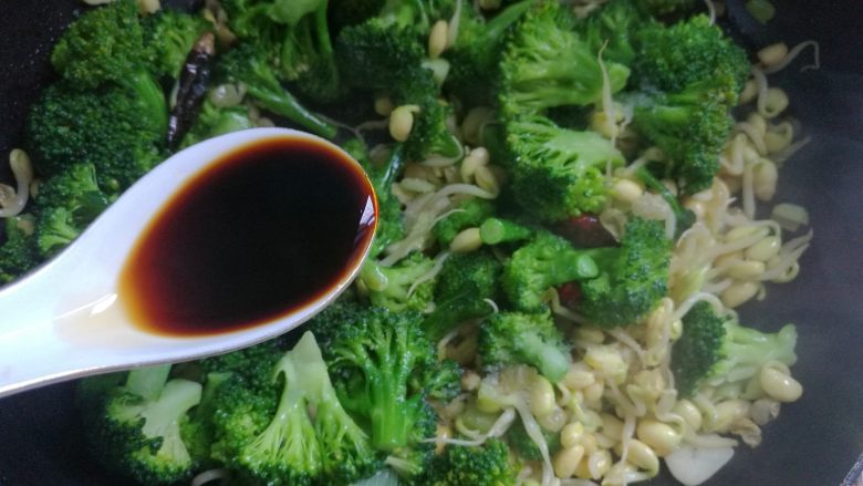 Fried bean sprouts with broccoli