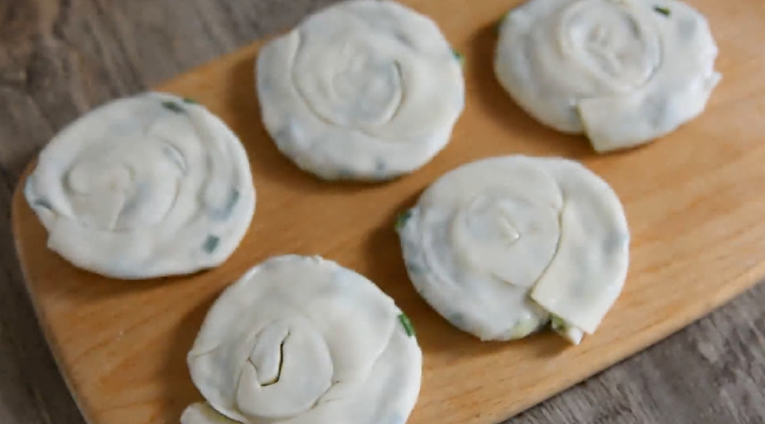 After traveling most of Shanghai, I finally tasted the right scallion pancake