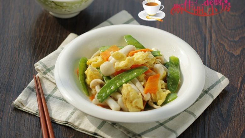 Snow peas, seafood, mushrooms and scrambled eggs