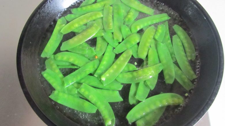 Snow peas, seafood, mushrooms and scrambled eggs