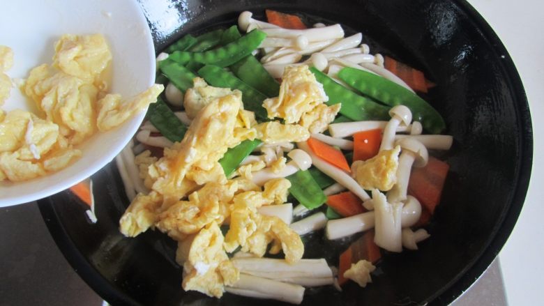 Snow peas, seafood, mushrooms and scrambled eggs