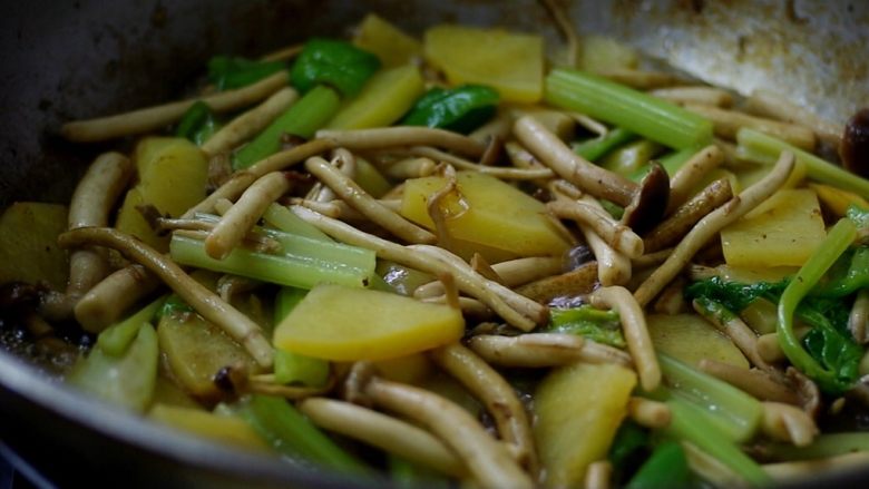 Tea Tree Mushroom Dry Pot Chicken