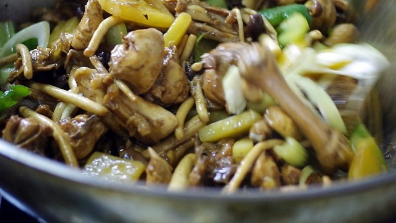 Tea Tree Mushroom Dry Pot Chicken