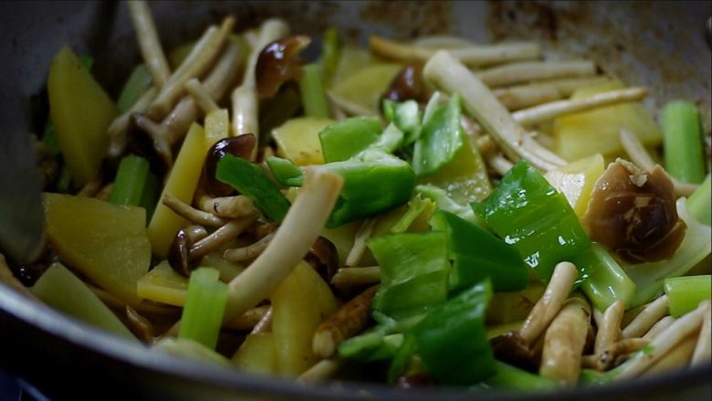 Tea Tree Mushroom Dry Pot Chicken