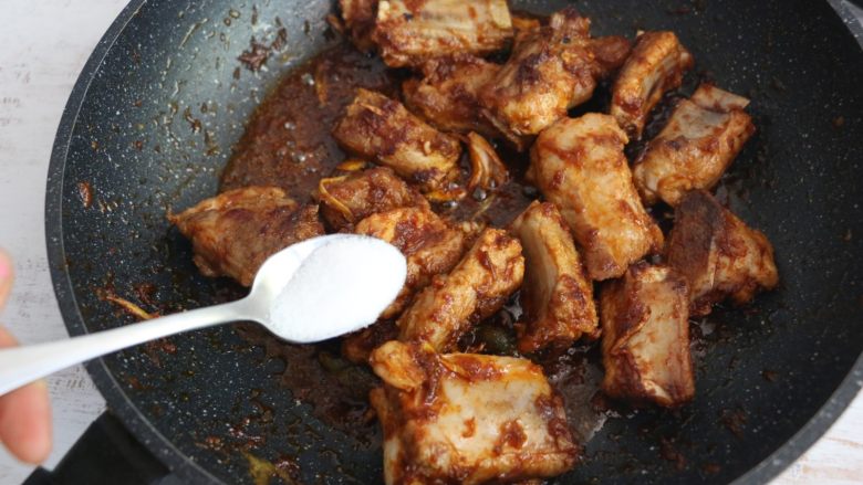 Stewed Rice with Sauce-flavored Pork Ribs