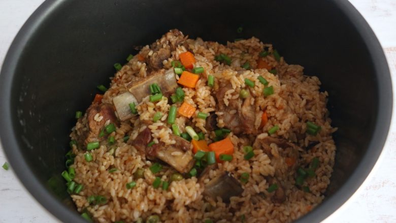 Stewed Rice with Sauce-flavored Pork Ribs