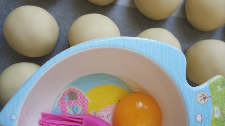 Pork butter version of red bean egg yolk crisp