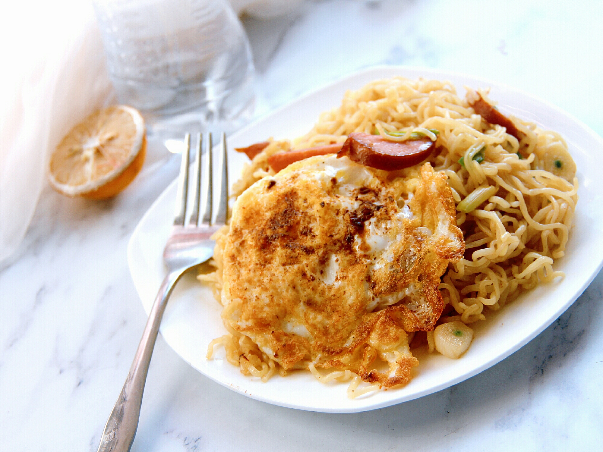 Fried instant noodles with omelette