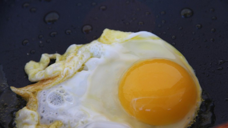 Fried instant noodles with fried eggs