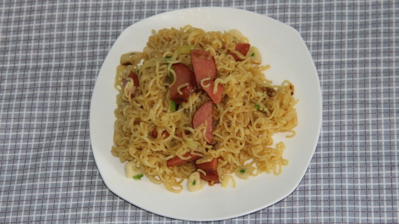 Fried instant noodles with fried eggs