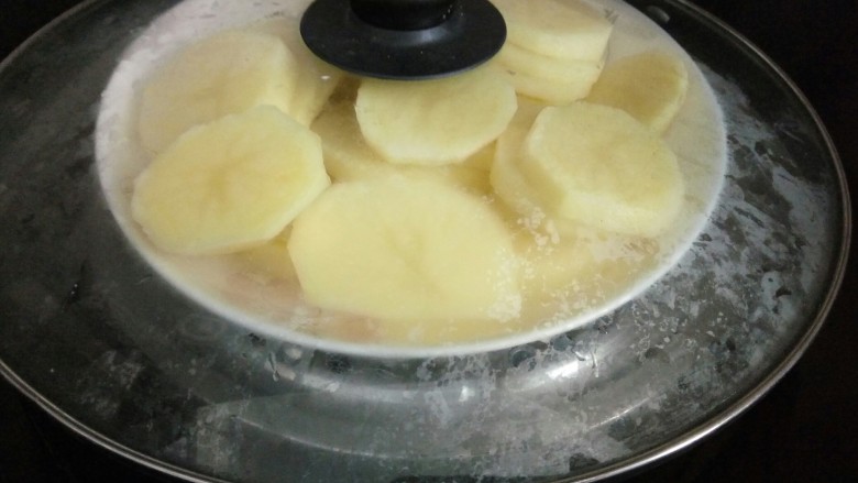 Round potatoes + minced meat, diced ham and mashed potatoes