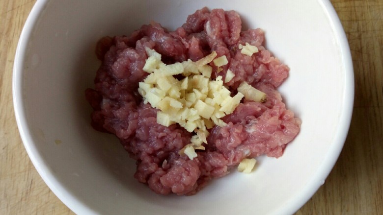 Round potatoes + minced meat, diced ham and mashed potatoes