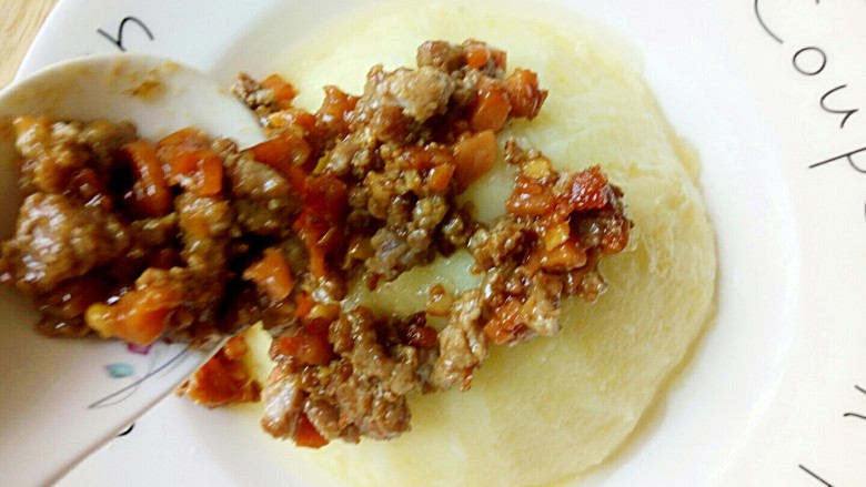 Round potatoes + minced meat, diced ham and mashed potatoes