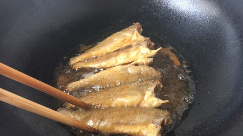 Dishes to go with wine, braised small yellow croaker