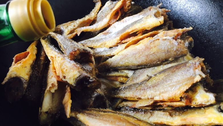 Dishes to go with wine, braised small yellow croaker