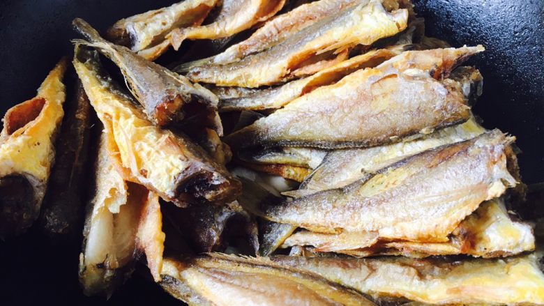 Dishes to go with wine, braised small yellow croaker