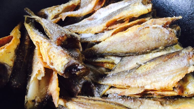 Dishes to go with wine, braised small yellow croaker