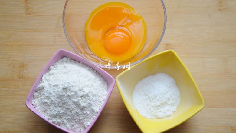 Slightly sweet version of egg yolk crispy biscuits, a taste that blooms deep in memory