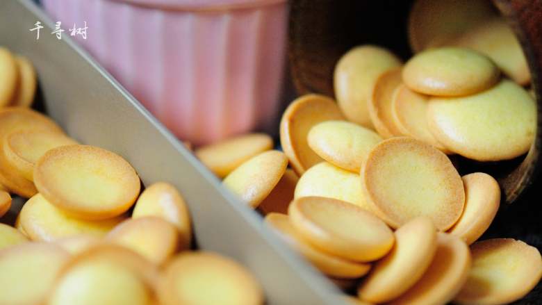 Slightly sweet version of egg yolk crispy biscuits, a taste that blooms deep in memory