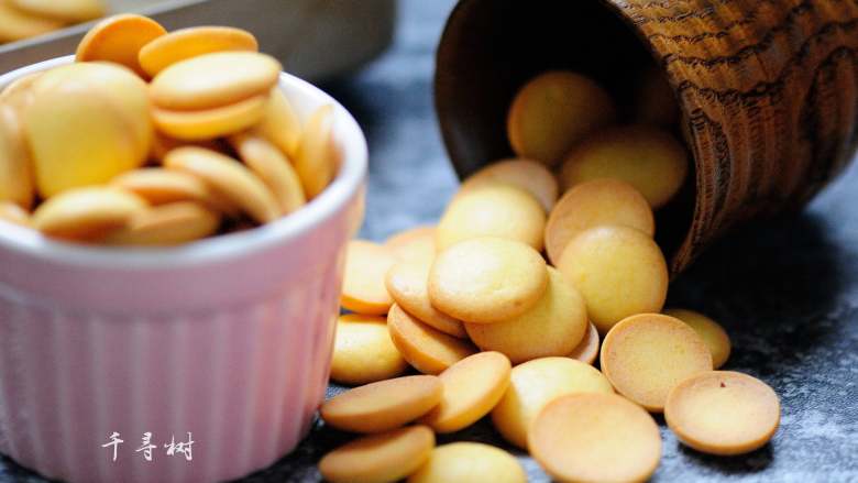 Slightly sweet version of egg yolk crispy biscuits, a taste that blooms deep in memory