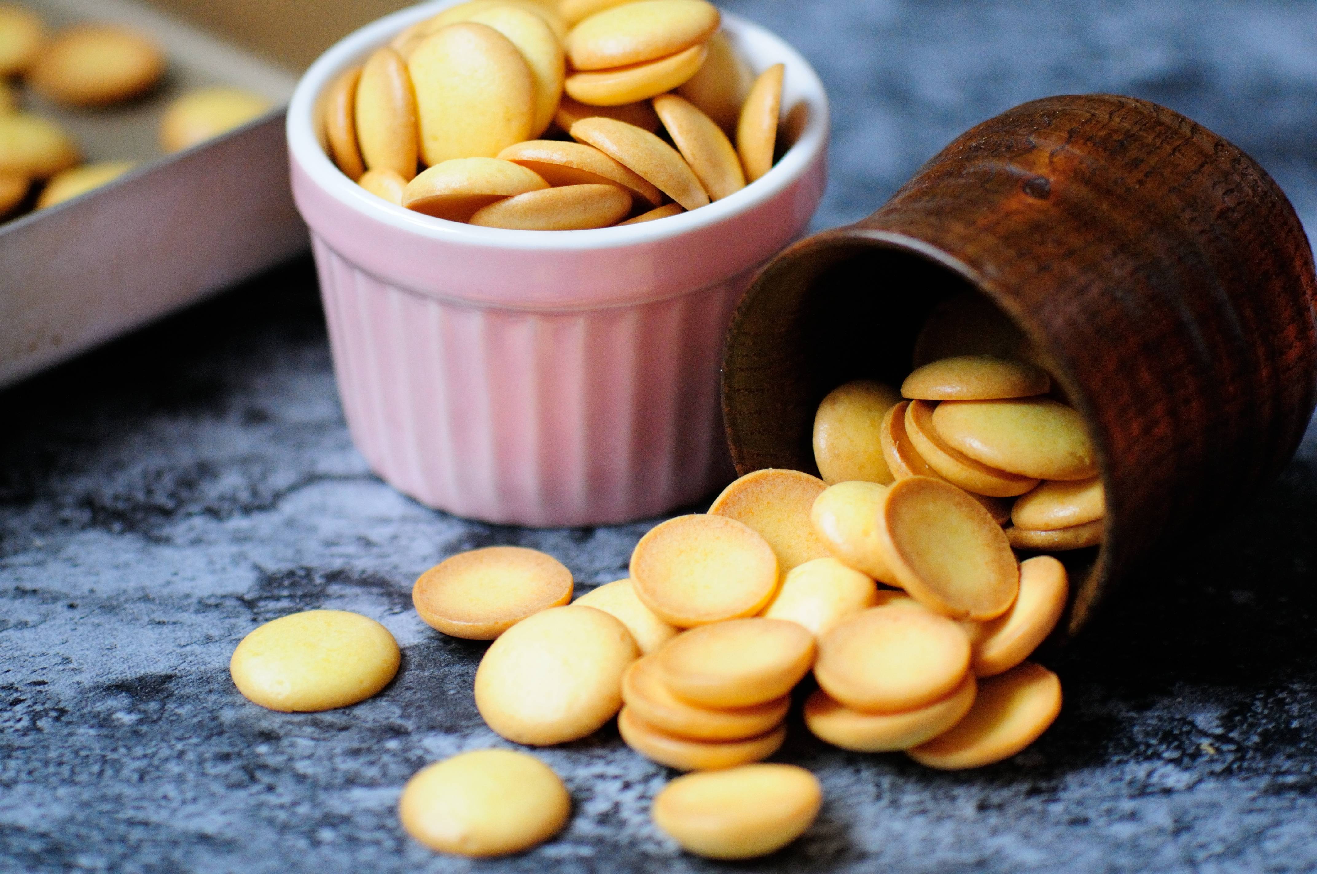 Slightly sweet version of egg yolk crispy biscuits, a taste that blooms deep in memory