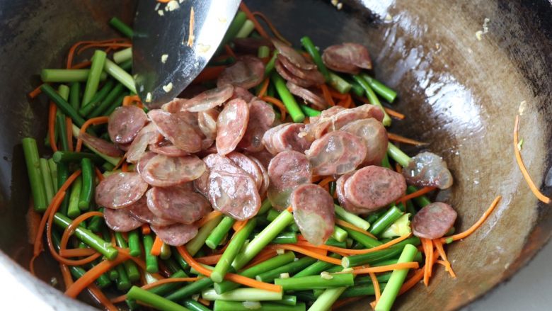 Fried Sausage with Garlic Moss