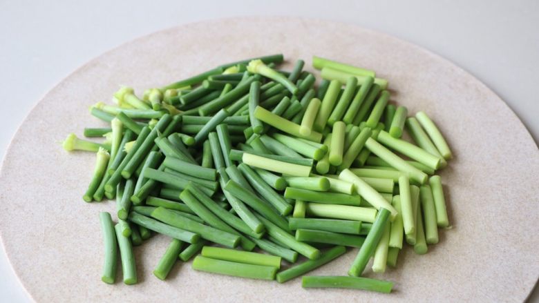 Stir-fried sausage with garlic moss