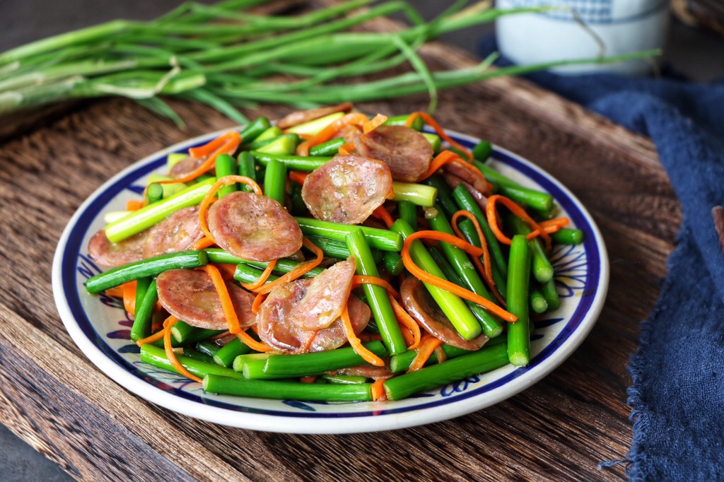 Fried Sausage with Garlic Moss