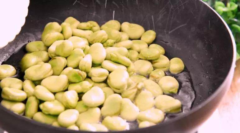 Incredibly delicious broad beans with scallion oil