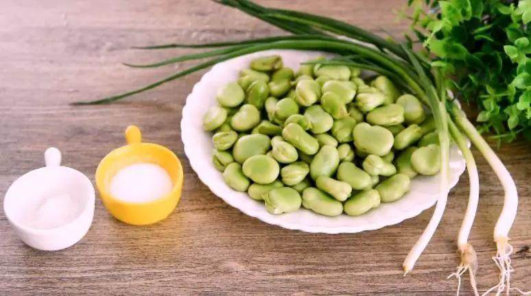 Incredibly delicious broad beans with scallion oil